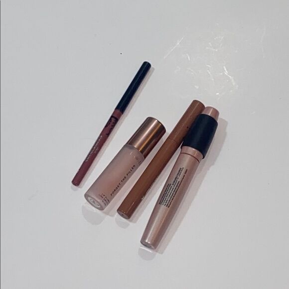 Assorted Makeup Set with Lip Liner and Mascara
They Are Open Never Used Lowprice - Picture 1 of 16